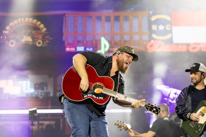 10-10-25_LukeCombs_YsaMendoza.jpg