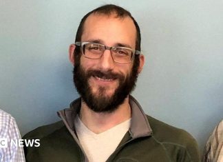 Agents involved in shooting of Minnesota man Alex Pretti put on leave