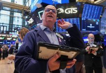 Stock markets worldwide drop from records as worries about oil prices rattle the bond market