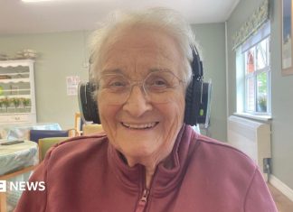 Dementia: The silent discos helping to bring back musical memories