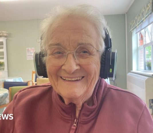 Dementia: The silent discos helping to bring back musical memories