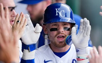 Bobby Witt Jr. exits vs. Cardinals with right knee injury
