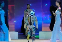 Humanoid robots join models at fashion show in Seoul