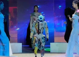 Humanoid robots join models at fashion show in Seoul