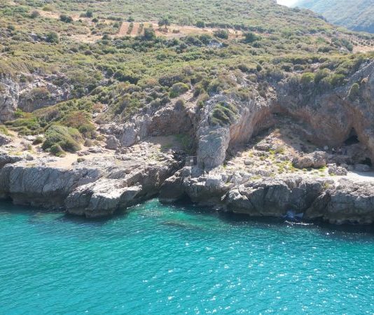 Cave finds hint at shared culture between humans and Neanderthals