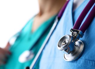 How does the current cyclosporiasis outbreak compare to previous surges?