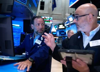 AI stocks resume their drops and drag markets lower worldwide