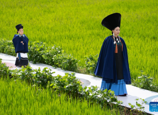 Fashion show featuring traditional ethnic costumes held in Sichuan, SW China