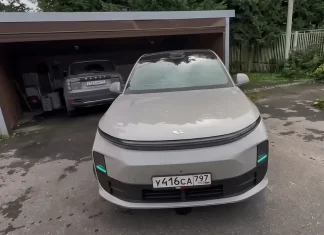 Chinese SUV waits for its owner to leave the car before using its incredible technology to back itself into the garage and park avoiding obstacles
