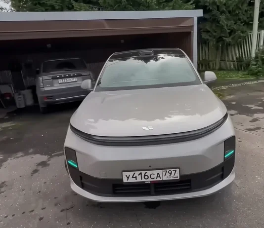 Chinese SUV waits for its owner to leave the car before using its incredible technology to back itself into the garage and park avoiding obstacles