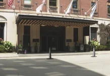 English couple blindsided by hundreds in extra fees at Chicago’s Ambassador Hotel, booked through travel agency
