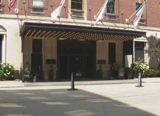 English couple blindsided by hundreds in extra fees at Chicago’s Ambassador Hotel, booked through travel agency