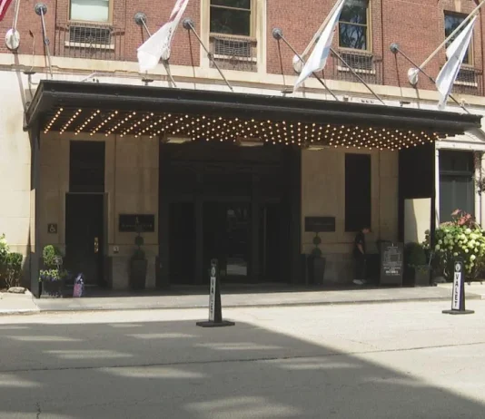 English couple blindsided by hundreds in extra fees at Chicago’s Ambassador Hotel, booked through travel agency